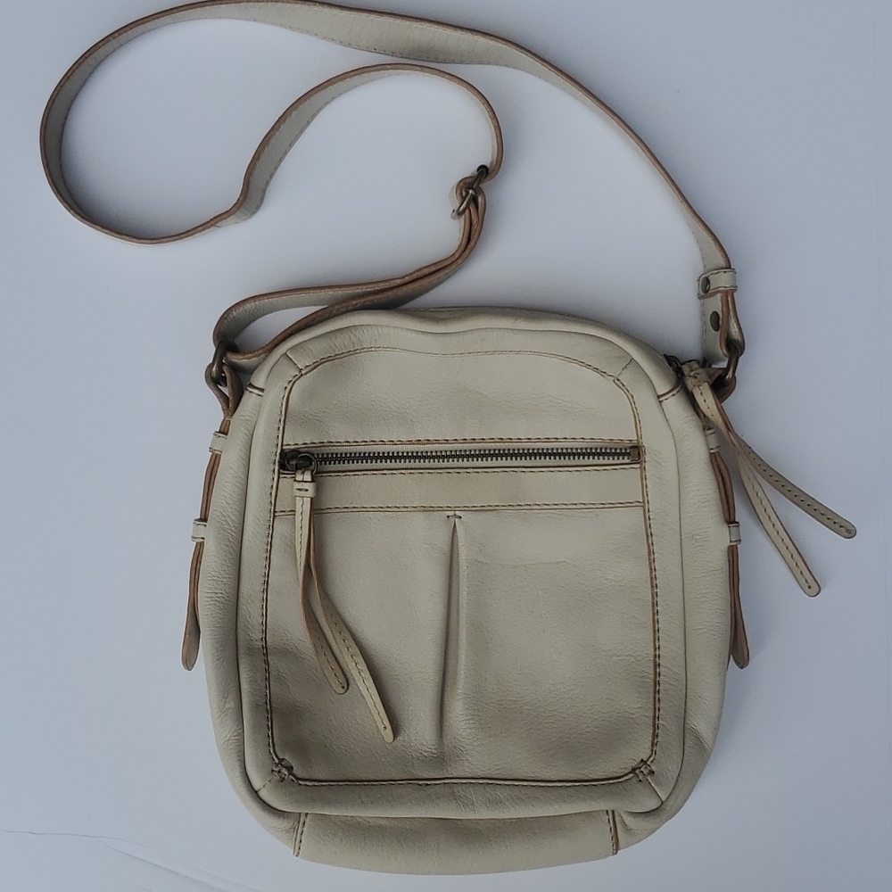 Fossil shoulder crossbody Creme with taupe threads EUC